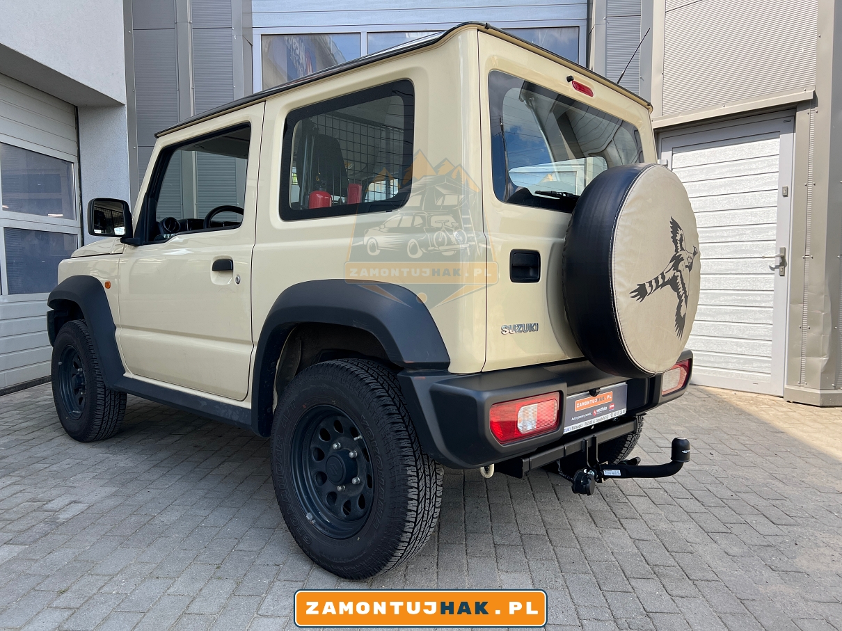 hak holowniczy steinhof S-429 - zdjecie haka holowniczego zamontowanego w samochodzie na tle warsztatu montującego haki holownicze w poznaniu 